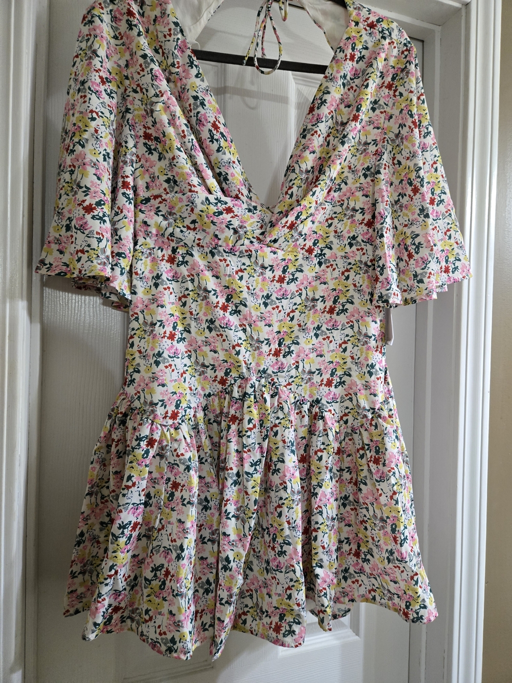 NWT Love Triangle Size Large Floral V-Neck Short Sleeve Women’s Romper - Picture 2 of 11